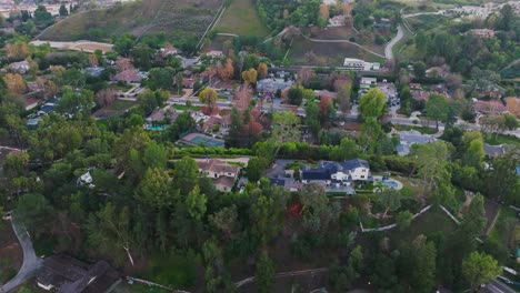 Vida-De-Lujo-En-Calabasas-California,-Drone-Disparado-Sobre-Una-Comunidad-Exclusiva-Durante-El-Día