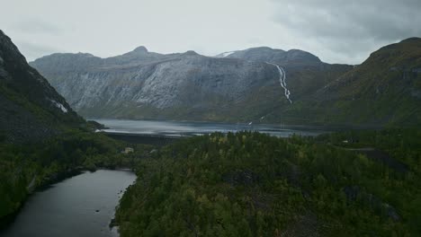 Drone-Vuela-Sobre-Un-Lago-De-Montaña-En-Noruega