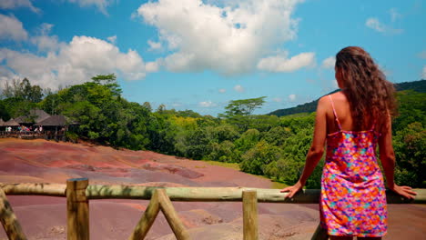 Rückaufnahme-Eines-Jungen-Mädchens-Mit-Buntem-Kleid,-Das-Den-Blick-Auf-Die-Sieben-Farbigen-Erden-In-Chamarel-Auf-Der-Insel-Mauritius-Genießt