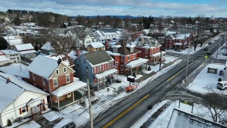 Amerikanische-Häuser-Entlang-Der-Straße-Während-Der-Winterschneeszene