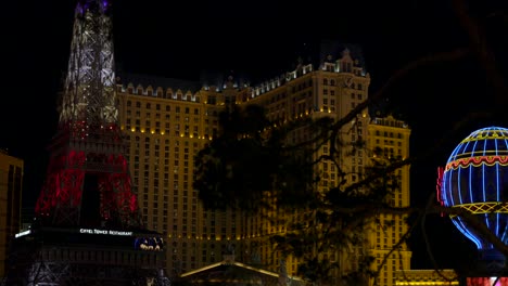 Vista-Exterior-Nocturna-Del-Hotel-Paris-Las-Vegas,-Hito-Icónico-En-El-Strip