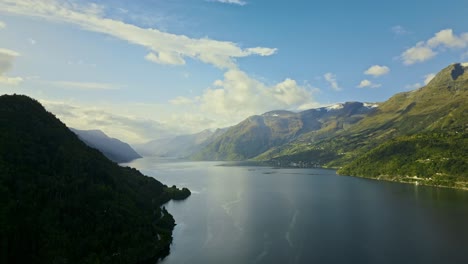 Drone-Vuela-Por-Encima-De-Los-Fiordos-De-Noruega-Con-Vistas-A-Las-Montañas-Cuando-Hace-Buen-Tiempo