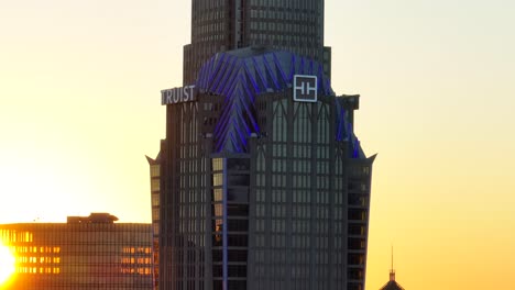 Truist-skyscraper-in-downtown-Charlotte,-NC-during-bright-sunset