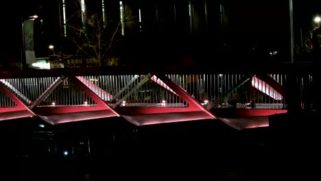 Cruzando-El-Puente-Rojo-Cerca-De-Kings-Cross,-Londres,-Reino-Unido