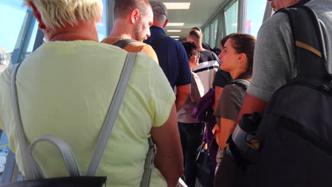 Menschen,-Die-Am-Internationalen-Flughafen-Von-Malaga-In-Der-Schlange-Stehen,-Um-Ein-Flugzeug-Zu-Besteigen,-Menschen,-Die-Schlange-Stehen,-Urlaubsreisen,-4K-Aufnahme