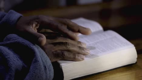Mit-Der-Bibel-Zu-Gott-Beten,-Treu-Mit-Menschen-Anbeten-Stock-Footage-Stock-Video