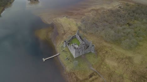 Luftaufnahme-Von-Oben-Nach-Unten-Des-Berühmten-Kilchurn-Castle-Am-Lake-Loch-Awe-In-Schottland
