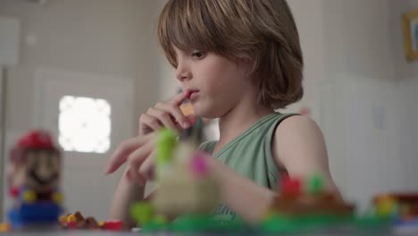 Primer-Plano-De-Un-Niño-Construyendo-Un-Juego-De-Lego-De-Super-Mario