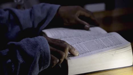Orando-A-Dios-Con-La-Biblia-Adorando-Fielmente-Con-Personas-Imágenes-De-Archivo-Video-De-Archivo