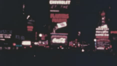 In-Den-1930er-Jahren-Fahren-Autos-Auf-Der-Straße-Von-New-York-City-Mit-Neonlichtern-Im-Hintergrund