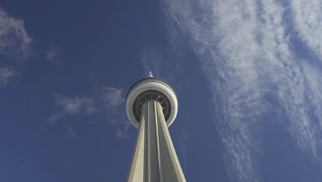 Torre-CN-En-El-Centro-De-Toronto,-Punto-De-Referencia-Del-Turismo-Canadiense.