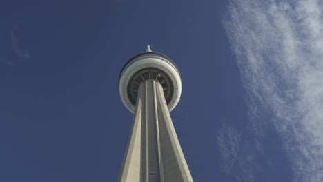 Wolken-über-Dem-CN-Tower-In-Der-Innenstadt-Von-Toronto,-Moderne-Architektur