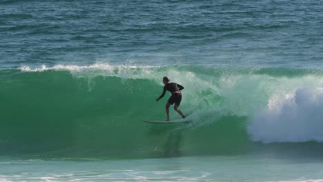 Surfista-Disfrutando-De-Las-Olas-En-Un-Día-Soleado,-Burleigh-Heads,-Gold-Coast,-Australia