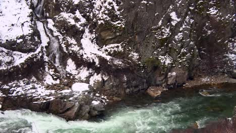 Wasserfall-Auf-Einer-Schneebedeckten-Klippe,-Die-Zum-Gebirgsbach-Im-Boise-National-Forest,-Idaho,-USA,-Fließt