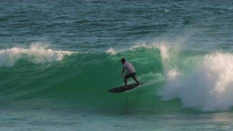 Surfer-Genießen-Die-Wellen-An-Einem-Sonnigen-Tag,-Burleigh-Heads,-Gold-Coast,-Australien