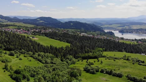Serene-landscape-of-Pieniny-National-Park-and-Czorsztyn-lake-on-sunny-day,-aerial-view
