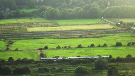 Der-Zug-Fährt-Durch-Die-Südliche-Britische-Landschaft