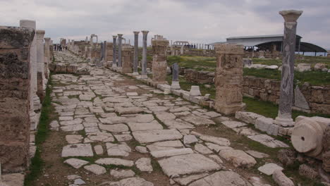 Weitwinkelaufnahme-Der-Antiken-Ruinen-Der-Syrischen-Straße-In-Laodicea