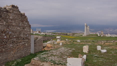Una-Hilera-De-Pilares-Antiguos-Y-Muro-De-Piedra-En-Laodicea.
