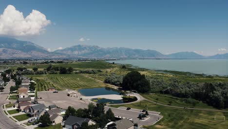 Drone-shot-of-a-lakefront-neighborhood-in-the-Lehi-neighborhood-of-Utah-Lake