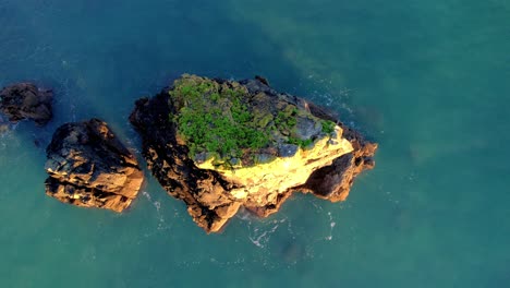 Drohne-Blickt-Auf-Eine-Kleine-Insel-An-Der-Kupferküste-Von-Waterford,-Irland