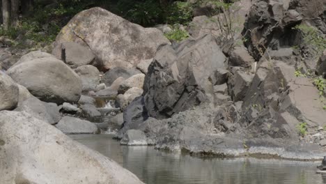 Kleiner-Fluss,-Der-Im-Sommer-Sanft-Zwischen-Großen-Felsformationen-In-Der-Stadt-Der-Gemeinde-Soledad-In-Honduras-Fließt