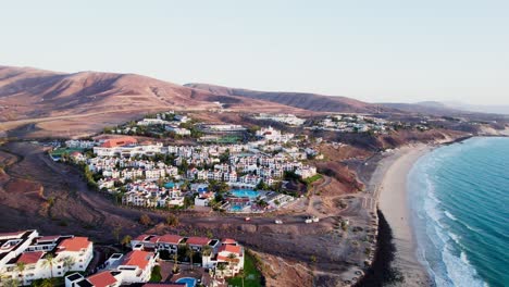 Küste-Von-Fuerteventura-Mit-Resorts-Am-Strand,-Klarer-Himmel,-Luftaufnahme