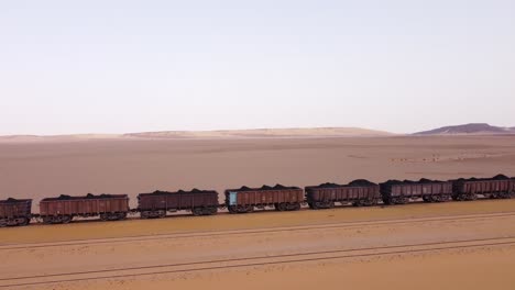 Toma-De-Drone-De-Un-Tren-De-Mineral-De-Hierro-En-El-Desierto,-Mauritania.