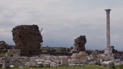 Antiguos-Muros-De-Piedra-Y-Pilares-En-Laodicea.