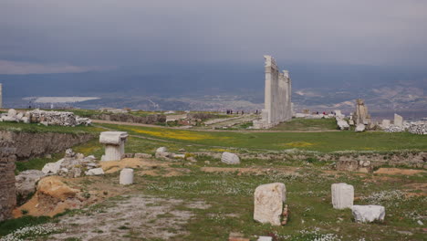 Un-Campo-Con-Una-Hilera-De-Pilares-Antiguos-Y-Piedras-Esparcidas-En-Laodicea