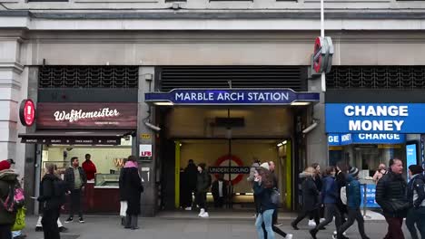Menschen,-Die-Am-Bahnhof-Marble-Arch,-London,-Vereinigtes-Königreich,-Vorbeigehen