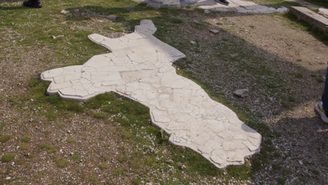 Cerca-Del-Antiguo-Camino-De-Piedra-Con-Turistas-Caminando-En-Laodicea.