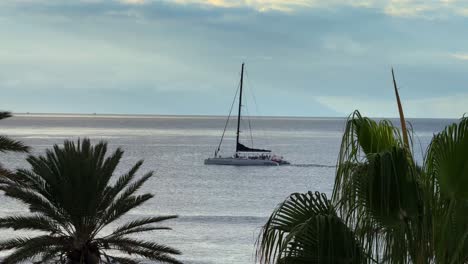 Katamaran-Boot-Im-Offenen-Meer-Vor-Der-Küste-Von-Teneriffa,-Kanarische-Inseln,-Spanien