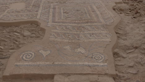 Cerca-Del-Antiguo-Piso-De-Mosaico-De-Piedra-En-La-Iglesia-De-Laodikeia-En-Laodicea