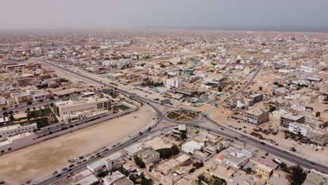 Drohnenaufnahme-Eines-Belebten-Kreisverkehrs-In-Nouakchott,-Mauretanien