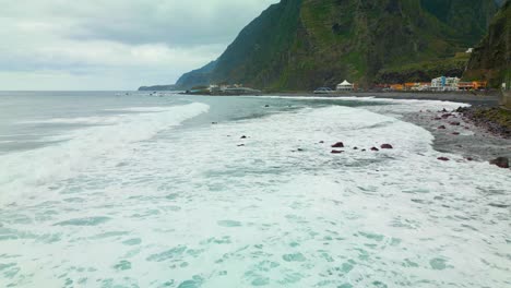 Drohnenflug-über-Die-Küste-Der-Felsigen-Küste-Auf-Madeira-Und-Erreichen-Von-Wellen-An-Bewölkten-Tagen---Tiefflug