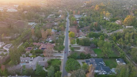 Drone-Flying-Over-Calm-Suburban-LA-Neighborhood-of-Calabasas,-California-at-Sunset