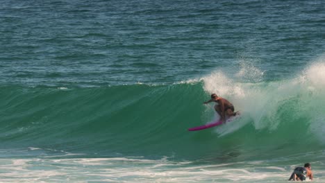 Surfistas-Disfrutando-De-Las-Olas-En-Un-Día-Soleado,-Burleigh-Heads,-Gold-Coast,-Australia
