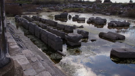 Piedras-Antiguas-En-Agua-En-El-Gimnasio-Helenístico-De-Mileto.