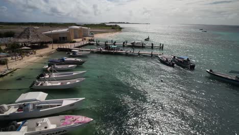 Los-Roques-Archipel-In-Venezuela-Mit-Angedockten-Booten-Und-Klarem-Wasser,-Luftaufnahme