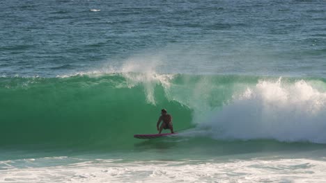 Surfer-on-a-longboard-enjoying-the-waves-on-a-sunny-day,-Burleigh-Heads,-Gold-Coast,-Australia