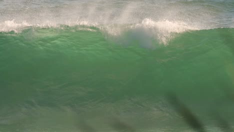 Surfer-Paddelt-An-Einem-Sonnigen-Tag-über-Eine-Welle,-Burleigh-Heads,-Gold-Coast,-Australien