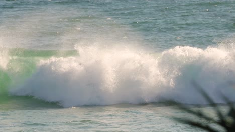 Surfista-Buceando-Bajo-Una-Ola-Mientras-Remaba-En-Un-Día-Soleado,-Burleigh-Heads,-Gold-Coast,-Australia