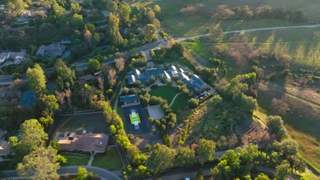 Drone-Shot-Pulling-Back-Over-Green-and-Luxurious-Residential-Neighborhood-of-Hidden-hills,-Calabasas
