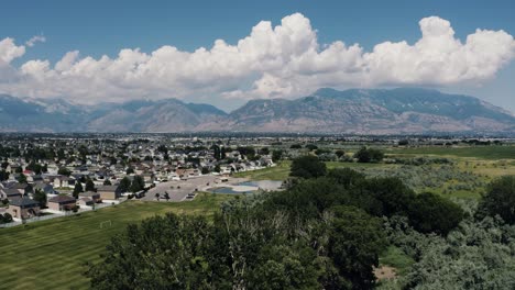 Disparo-De-Un-Dron-Acercándose-Al-Parque-Northlake-De-Lehi,-Utah