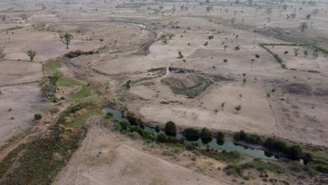 Toma-De-Drone-De-Un-Pequeño-Lago-En-El-Desierto-De-Senegal.
