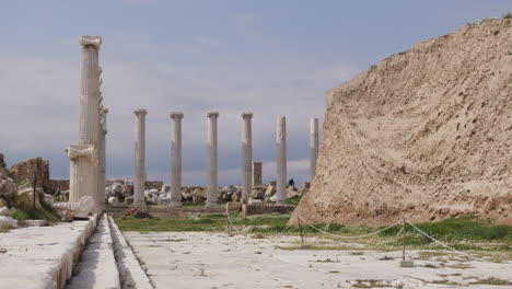 Antike-Säulen-Werden-In-Laodicea-Ausgegraben