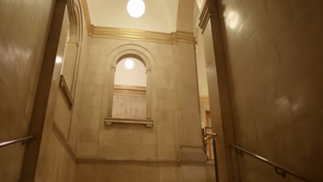 Vista-Interior-De-La-Escalera-De-La-Sala-De-Lectura-Wolfson-Iluminada-De-La-Biblioteca-Central-De-Manchester-En-Manchester,-Inglaterra