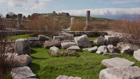 Un-Campo-De-Piedras-Y-Pilares-Antiguos-En-Mileto