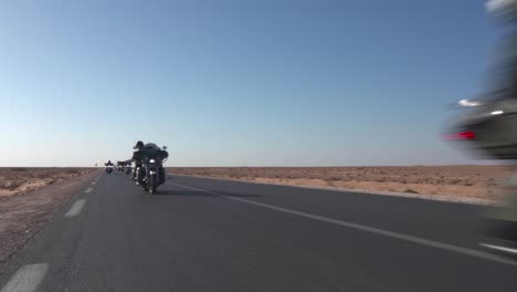 Fahren-Sie-Mit-Motorrädern-Eine-Lange-Wüstenstraße